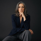 V Julia Luyster